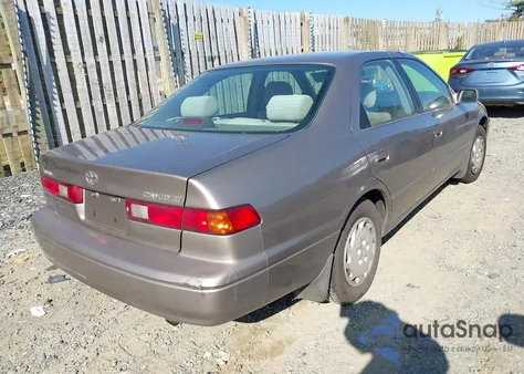 1999 Toyota Camry Ce/Le/Xle z USA, uszkodzony, nr VIN 4T1BG22K8XU877705